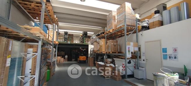 Capannone in commerciale in Via E. H. Grieg 38