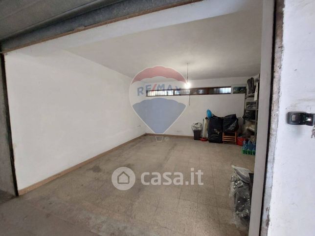 Box/posto auto in residenziale in Via Firenze 21