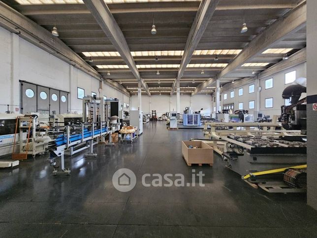 Capannone in commerciale in Via dell'Artigianato