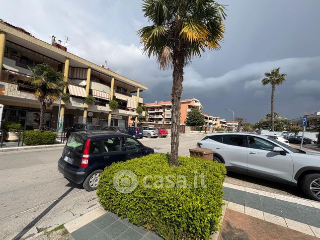Negozio/locale commerciale in commerciale in Via Aldo Moro
