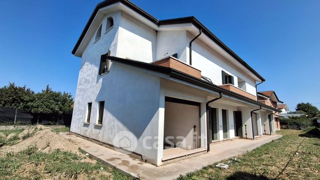 Casa bi/trifamiliare in residenziale in 