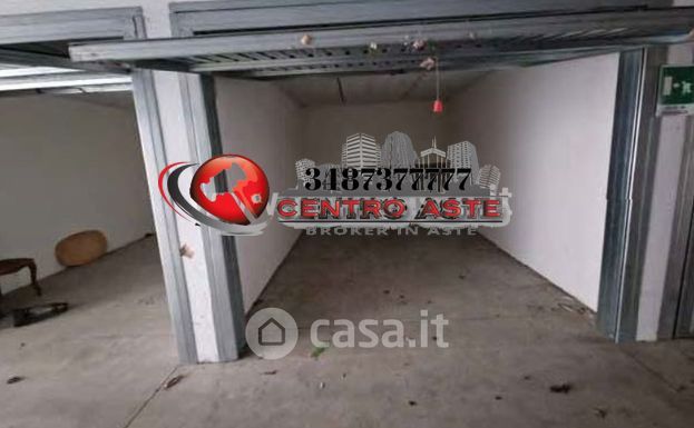 Box/posto auto in residenziale in Via Pietro Romani