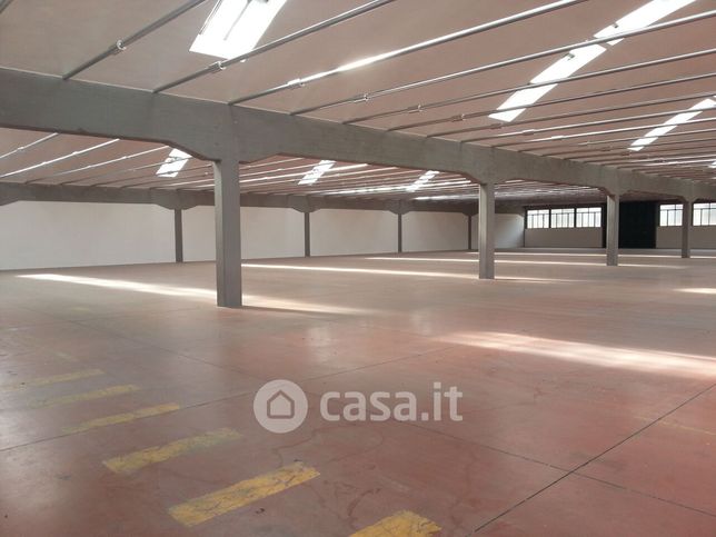 Capannone in commerciale in Via della Robbia