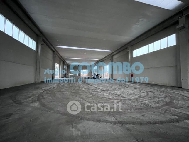 Capannone in commerciale in Via Industriale