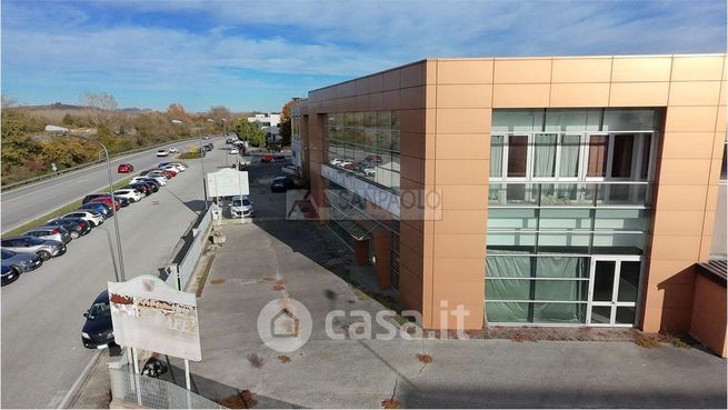 Capannone in commerciale in 