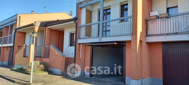 Villetta a schiera in residenziale in Via delle Industrie 48