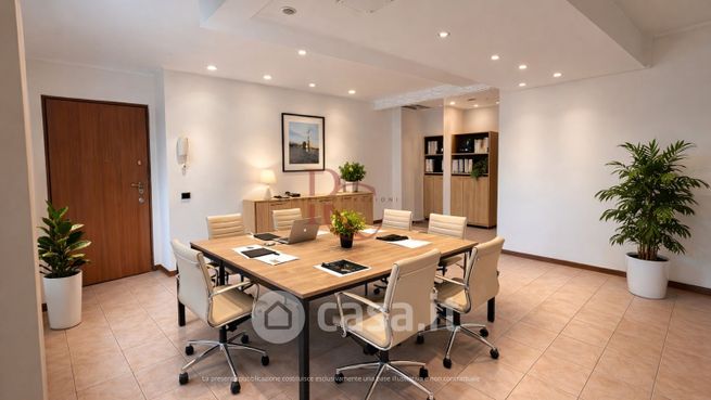 Ufficio in commerciale in Via Lombardia 1