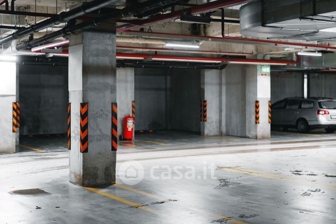 Box/posto auto in residenziale in Via Luigi Scapuzzi
