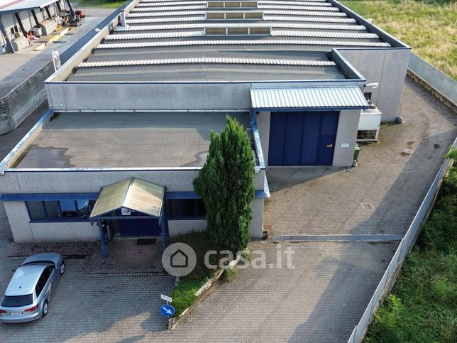 Capannone in commerciale in