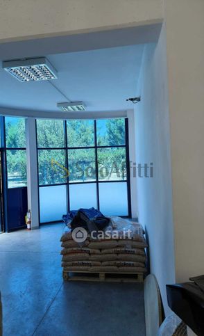 Capannone in commerciale in 