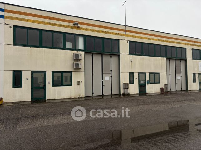 Capannone in commerciale in Via Marche 58