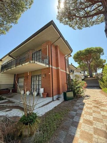 Casa bi/trifamiliare in residenziale in Viale Vittorio Veneto