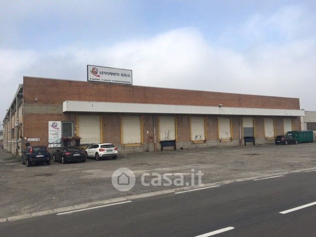 Capannone in commerciale in 