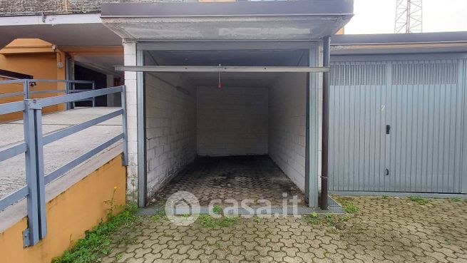 Box/posto auto in residenziale in Viale Piemonte 27