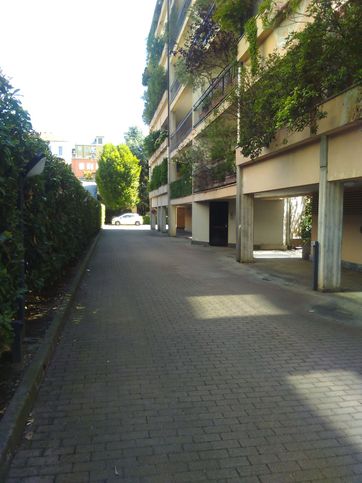 Box/posto auto in residenziale in Via Vespri Siciliani 11