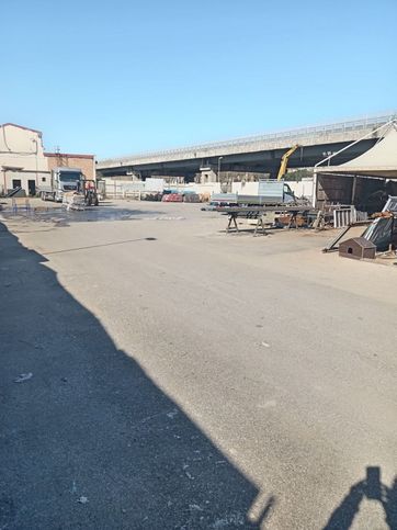 Capannone in commerciale in Via Domenico de Roberto 44