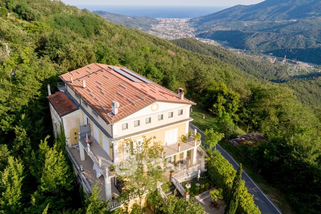 Villa in residenziale in Strada Panoramica San Bernardo