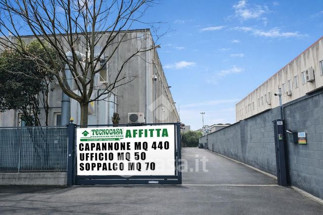 Capannone in commerciale in Via Leonardo da Vinci 54