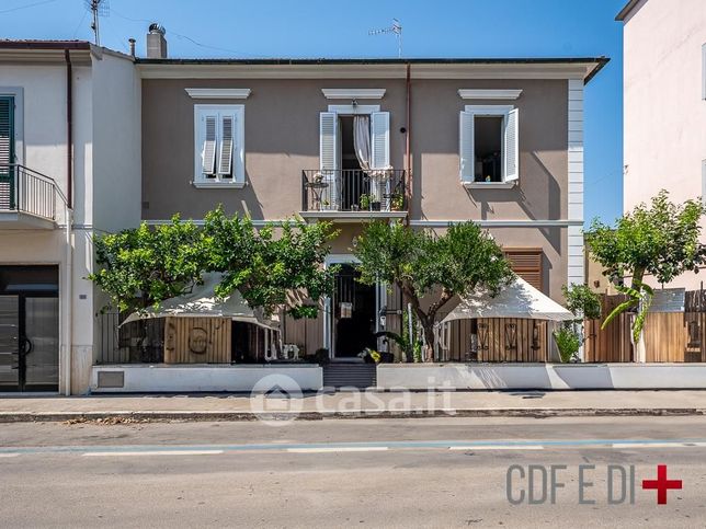 Villa in residenziale in Via Ugo Foscolo