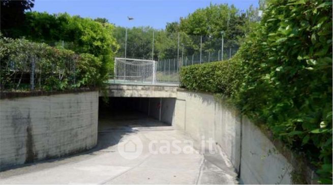 Box/posto auto in residenziale in Via Barzoni
