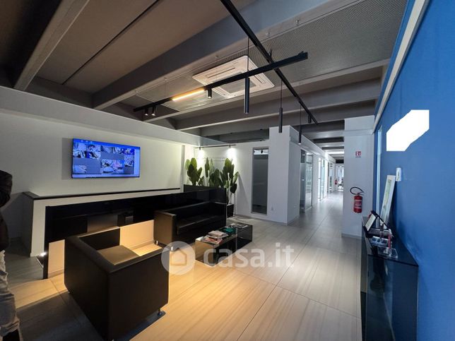 Capannone in commerciale in CIS 604