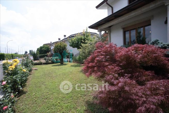 Villa in residenziale in Via Roberto de Longe 38