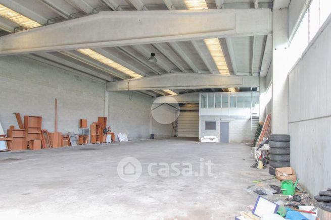 Capannone in commerciale in 