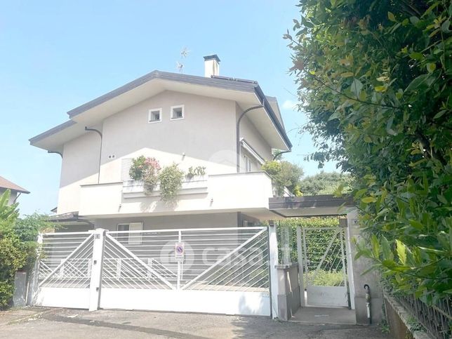 Appartamento in residenziale in Via Tolmezzo 10