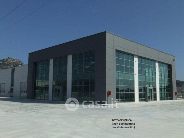 Capannone in commerciale in