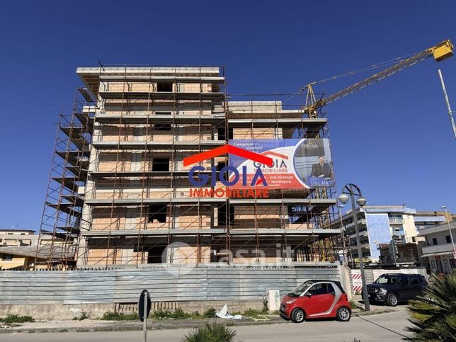 Ufficio in commerciale in Via Domiziana 238