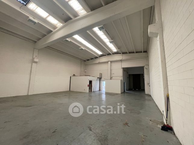 Capannone in commerciale in Via Claudio Varalli 49