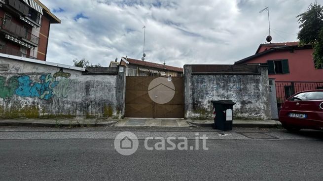 Garage/posto auto in residenziale in Via Giovanni Segantini 29