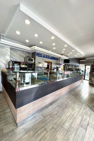 Attivitã /licenza (con o senza mura) in commerciale in Piazza Vescovio