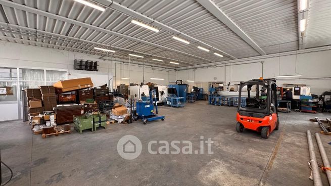 Capannone in commerciale in 