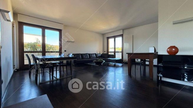 Appartamento in residenziale in Via Ugo Merlini 7