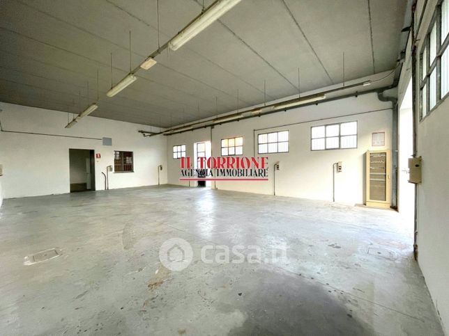 Capannone in commerciale in Via Squarciabocconi