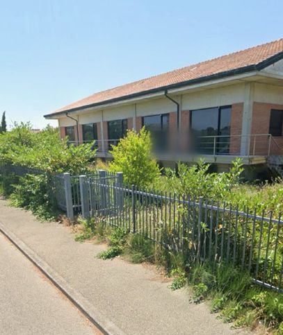 Capannone in commerciale in Via Verbano 19