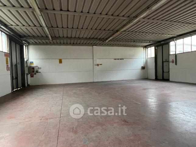 Capannone in commerciale in