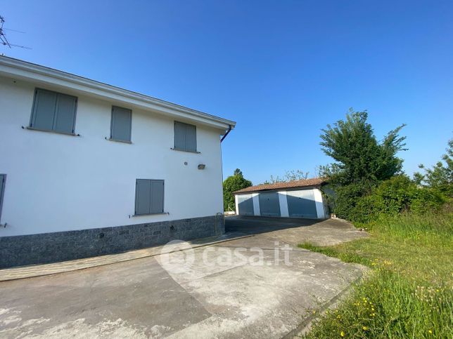 Casa bi/trifamiliare in residenziale in 