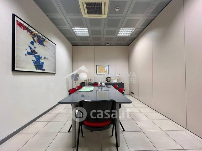 Ufficio in commerciale in Via Gioacchino Volpe