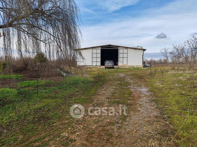 Capannone in commerciale in Strada Senza Nome