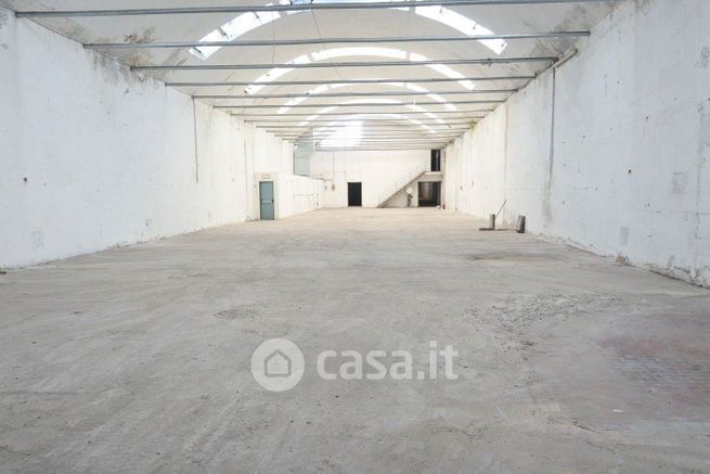Capannone in commerciale in Via Giorgio Falco 1