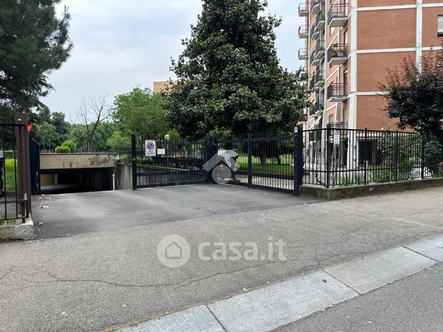 Garage/posto auto in residenziale in Corso Lucio Quinzio Cincinnato 140