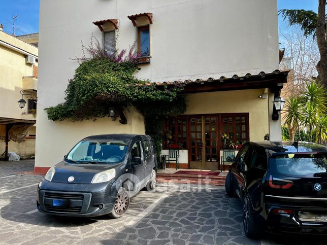 Attivitã /licenza (con o senza mura) in commerciale in Via Salaria 262
