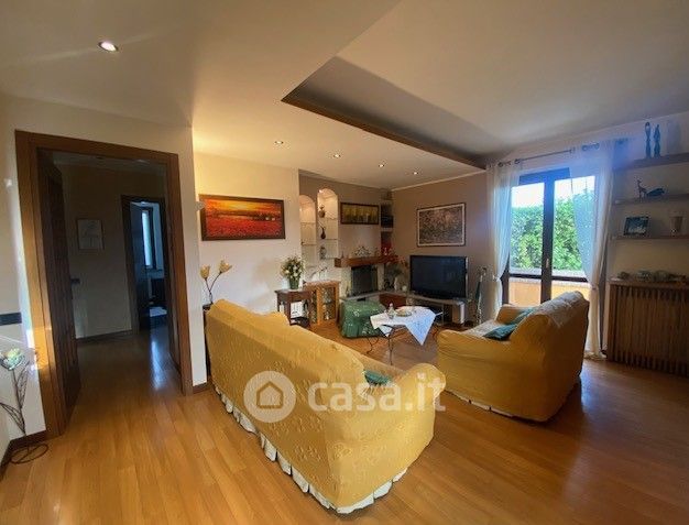 Casa indipendente in residenziale in 