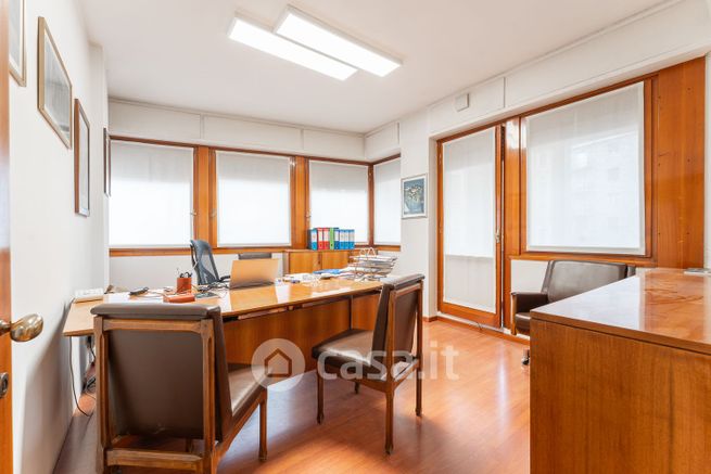 Ufficio in commerciale in Via Macedonio Melloni 32