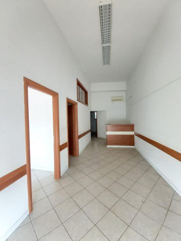 Ufficio in commerciale in Via Filippo Turati