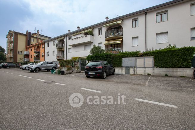 Box/posto auto in residenziale in Via Sen. Luigi Montresor 19
