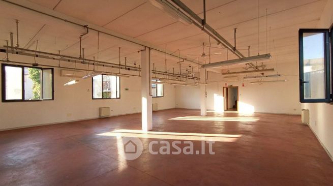 Capannone in commerciale in 9Âª Strada Poggilupi