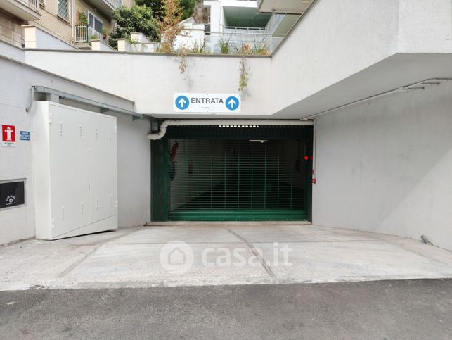 Garage/posto auto in residenziale in Via di Donna Olimpia